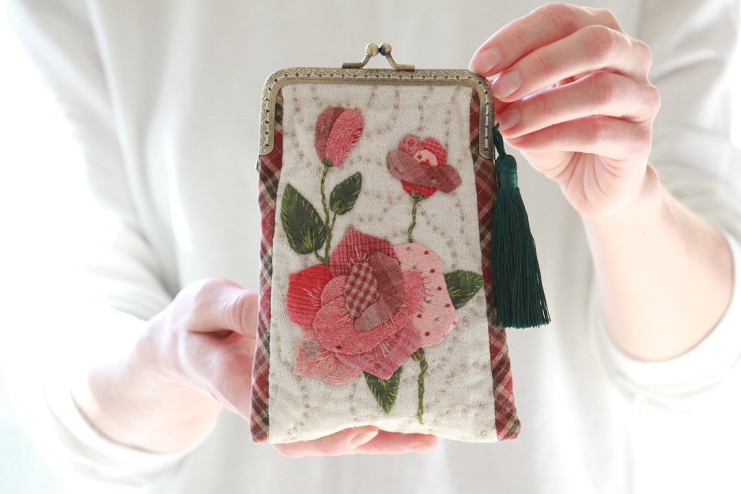 Metal framed Purse with a Tassel, Quilted Case for Phone, Sunglasses Case - 其他 - 棉．麻 红色
