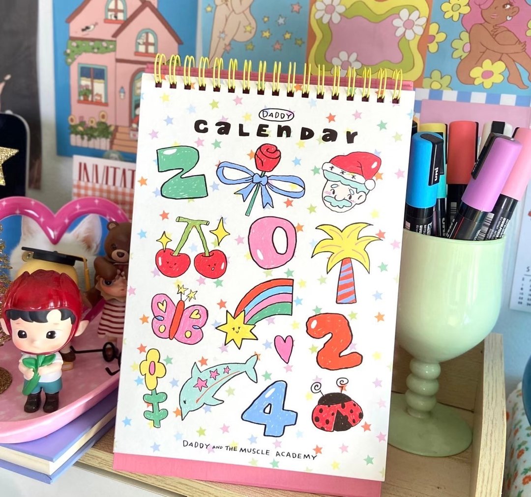 DADDY | Calendar 2024 四色印刷 12 个月桌历，超可爱。 - 年历/台历 - 纸 