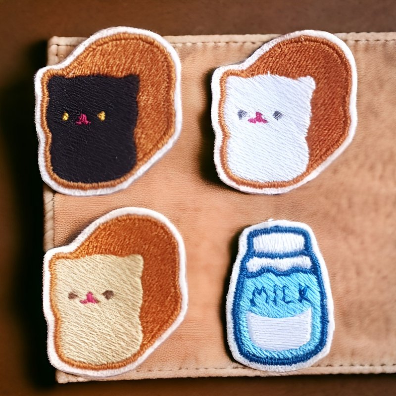 面包猫刺绣胸针 - 徽章/别针 - 人造皮革 咖啡色
