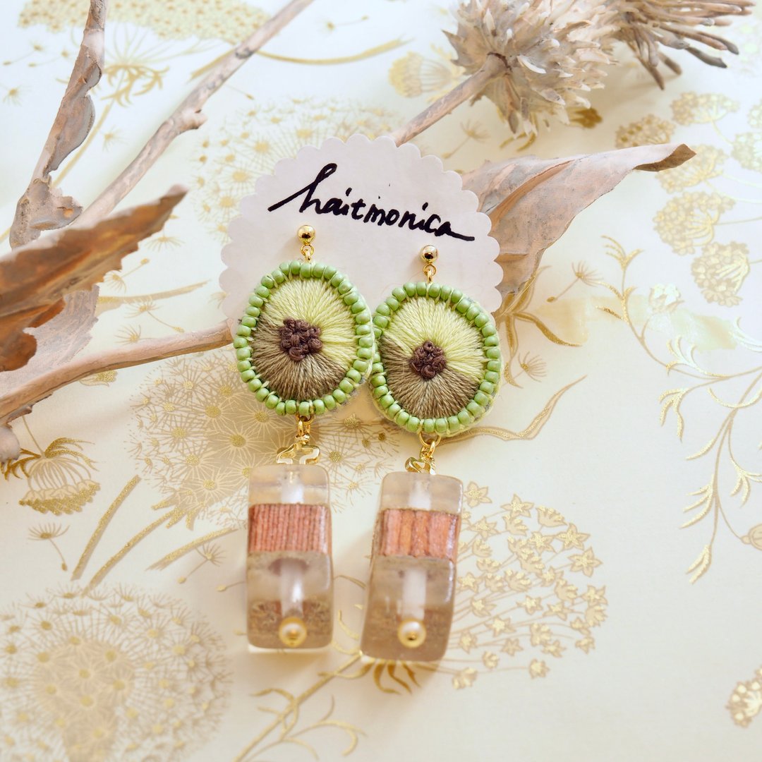 Embroidery earrings [early spring 1] / handmade embroidery earrings (Arrival of spring1) - 耳环/耳夹 - 绣线 绿色