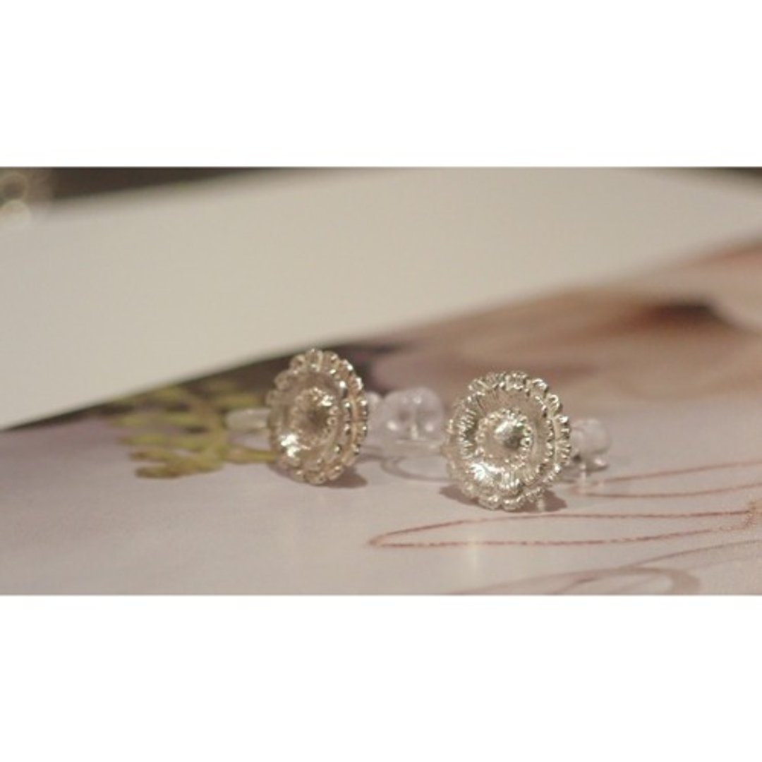 [Pre-order] Gerbera Silver Clip-on Earrings - 耳环/耳夹 - 其他金属 