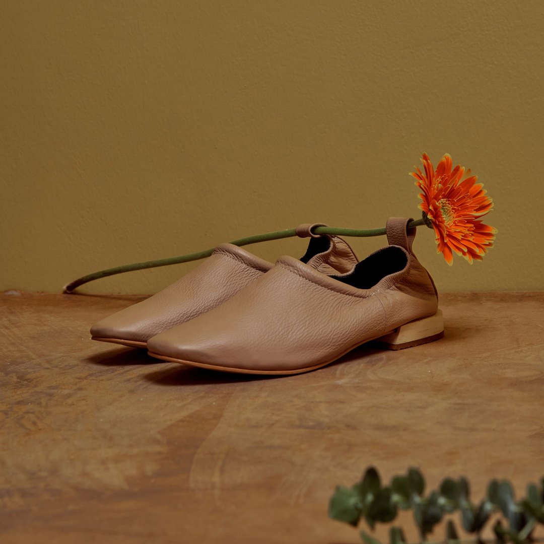 Beige - COSMOS Slip-ons - 女款休闲鞋 - 真皮 卡其色