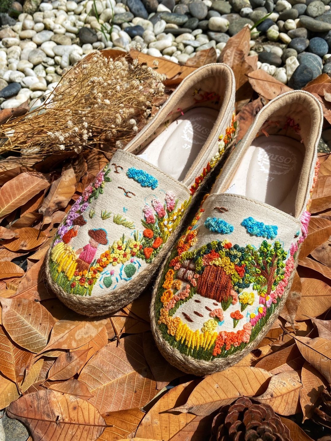 Hand-embroidered handmade shoes - 高跟鞋 - 绣线 