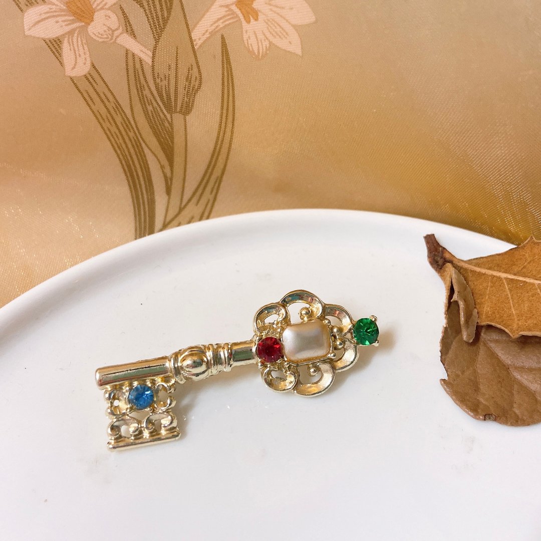 【西洋古董饰品】质感花雕金钥匙 细致 莱茵钻镶嵌 珠宝感胸针 胸 - 胸针 - 贵金属 金色