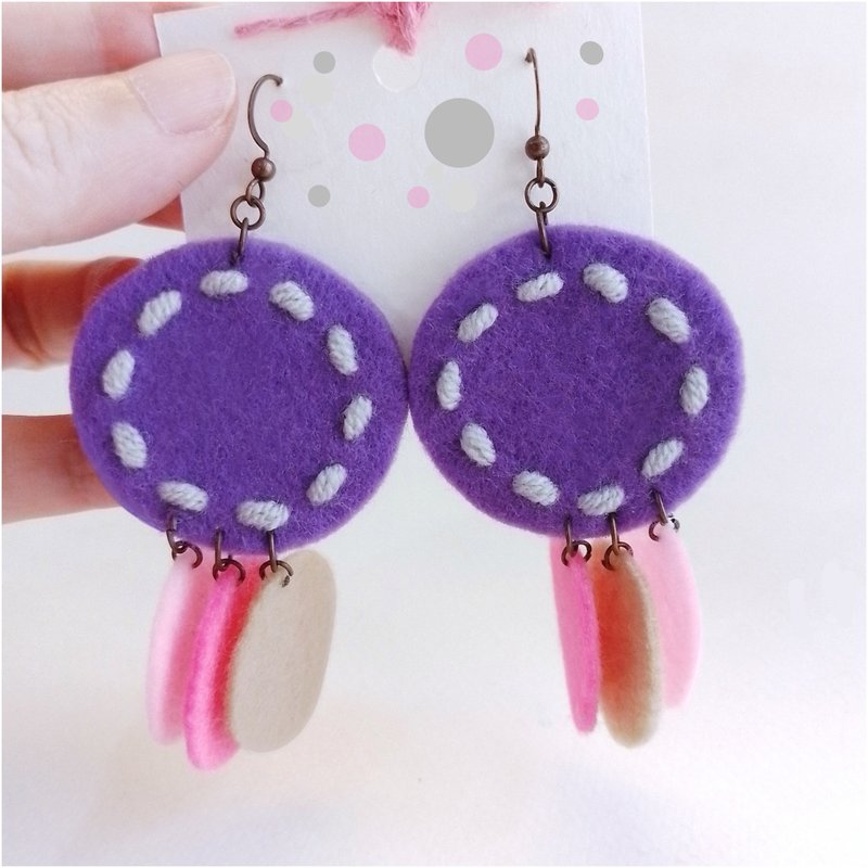 手工制作 自由形状耳环，绣线于硬质毛毡上，尺寸 1.5x3.5 英寸。 - 耳环/耳夹 - 其他材质 紫色