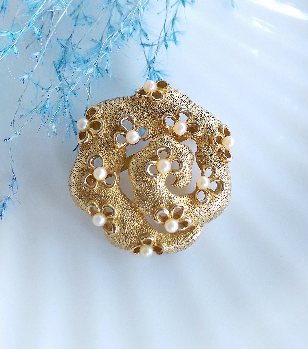 Vintage Jewelry 西洋古董饰品 优雅篓空盘旋 仿珠 别针 - 徽章/别针 - 其他金属 金色