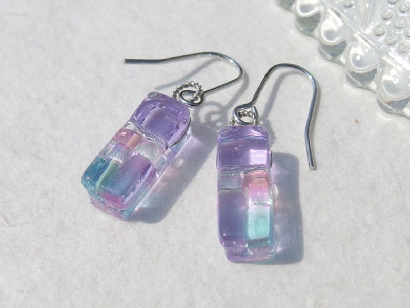 Aurora glass that changes color (Aurora [Magic]) Earrings / Clip-On[Choice of metal fittings] [Made to order] - 耳环/耳夹 - 玻璃 紫色