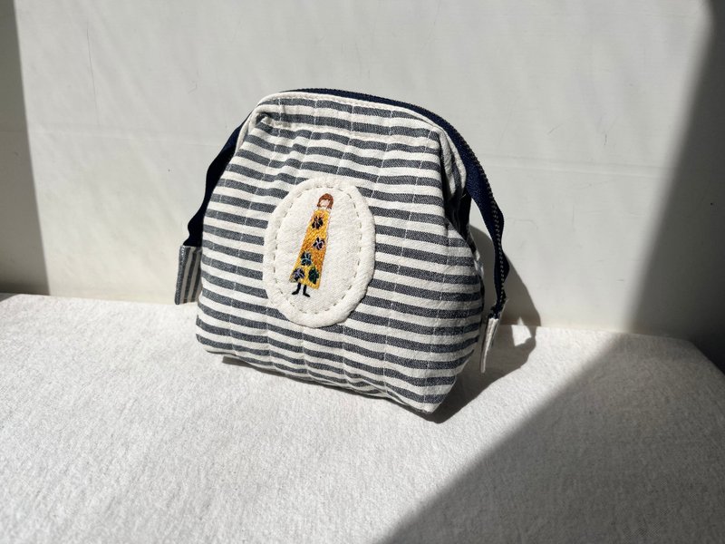 1000枚女子展-手刺绣手工衍缝支架拉链包-条 - 化妆包/杂物包 - 棉．麻 