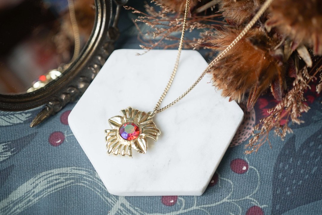 【老饰品/西洋老件】VINTAGE红色莱茵石古着花型项链 - 项链 - 其他金属 金色