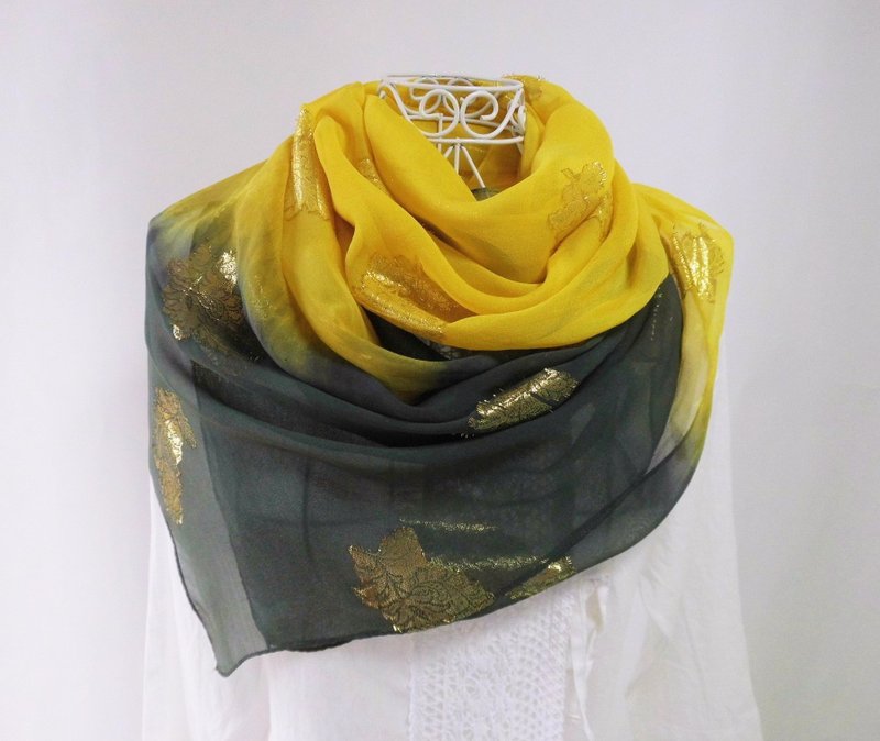 Plant dyeing, silk chiffon, long stole, brilliance of deep forest - 丝巾 - 丝．绢 黄色