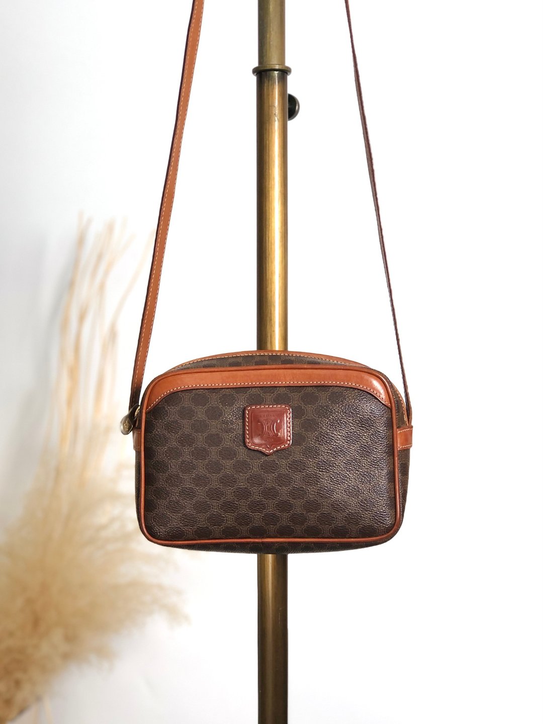 【 VintageShop solo 日本直送中古包专卖店 】CELINE  સુંદરી મેકડેમ શોલ્ડર બેગ બ્રાઉન બ્રાઝોન એમ્બોસ્ડ PVC ચામડું વિન્ટેજ v2cvc8 - 侧背包/斜挎包 - 防水材质 咖啡色