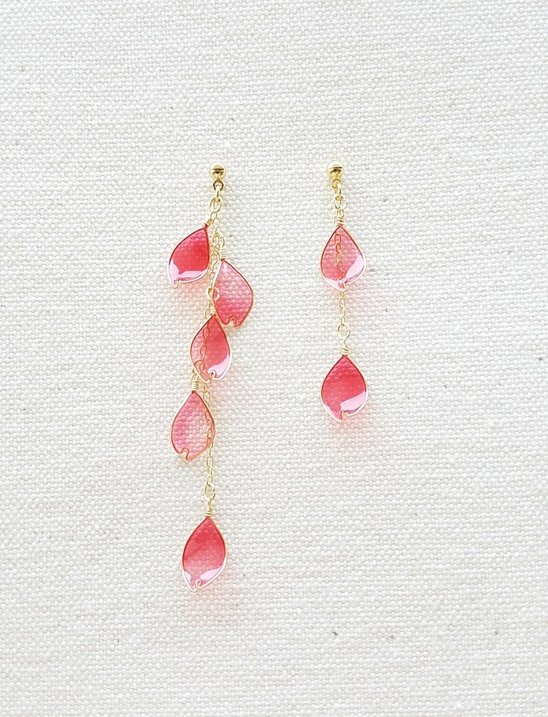 Formosan cherry petal pierced earrings or clip-on earrings - 耳环/耳夹 - 树脂 红色