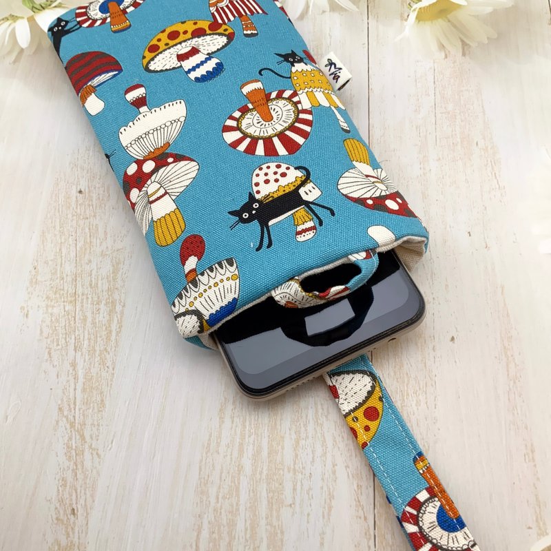 彩色香菇园里的小黑猫—铺棉手机袋/手机套 - 手机壳/手机套 - 棉．麻 