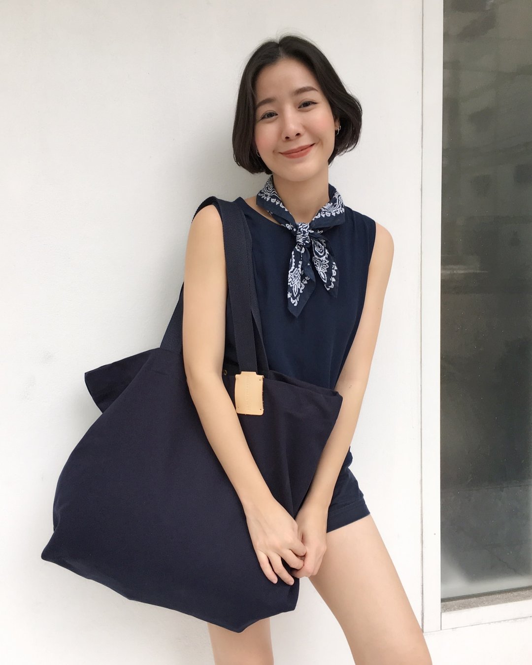 Oversized tag tote bag NAVY waterproof - 侧背包/斜挎包 - 棉 蓝色