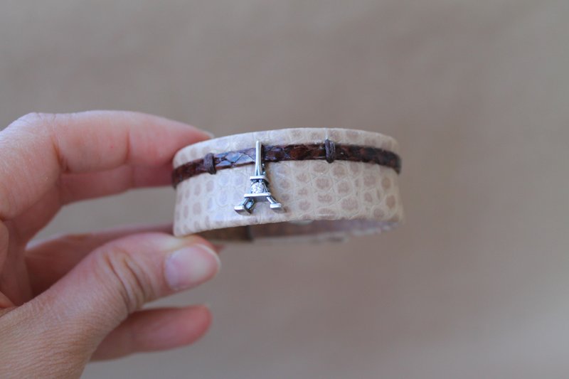 埃菲尔铁塔米色皮革手镯与鱼皮革。 女式袖口手镯 - 手链/手环 - 真皮 咖啡色