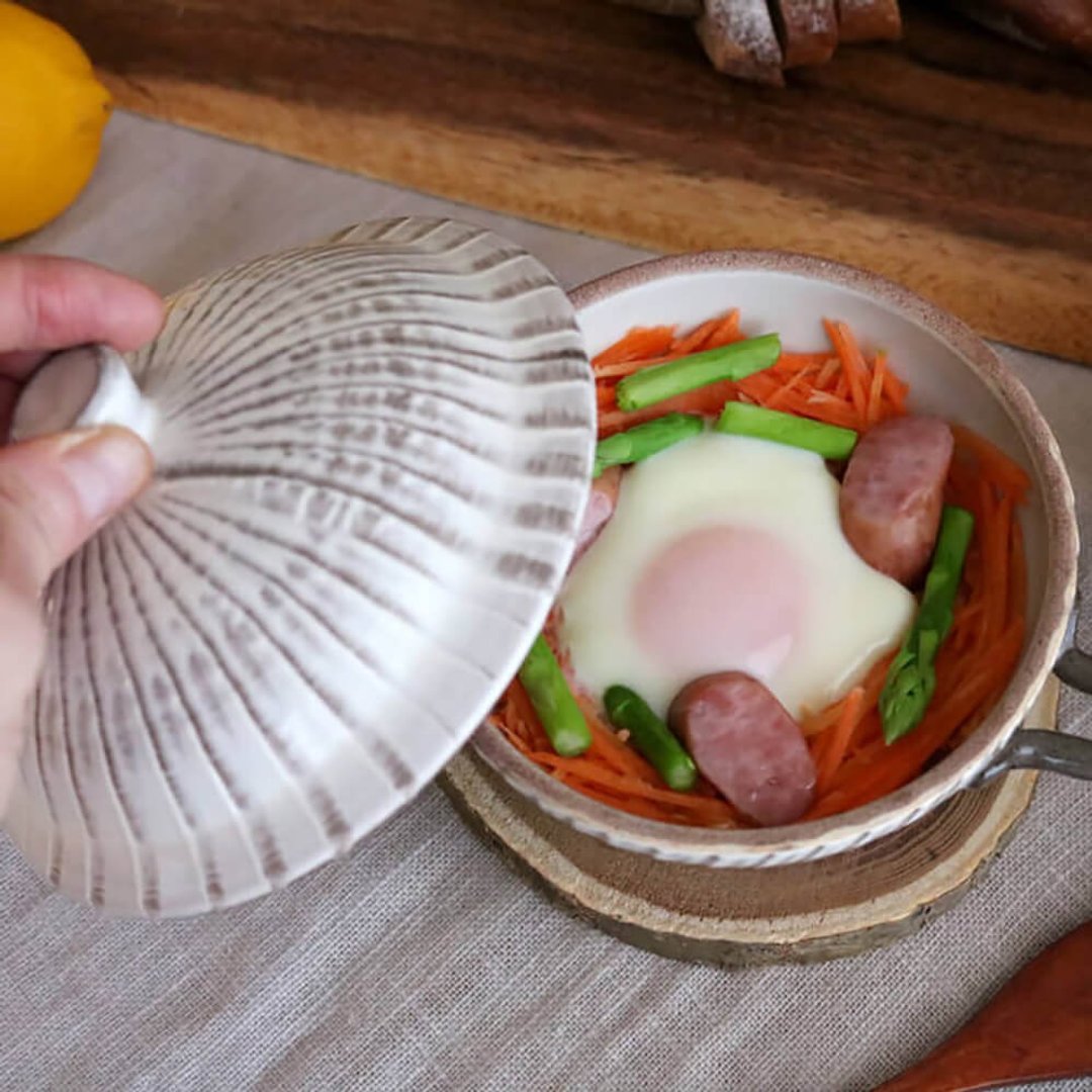 小石锅 小石锅是制作煎蛋的餐具 有多种设计可供选择 画笔和飞行 - 厨房用具 - 陶 白色
