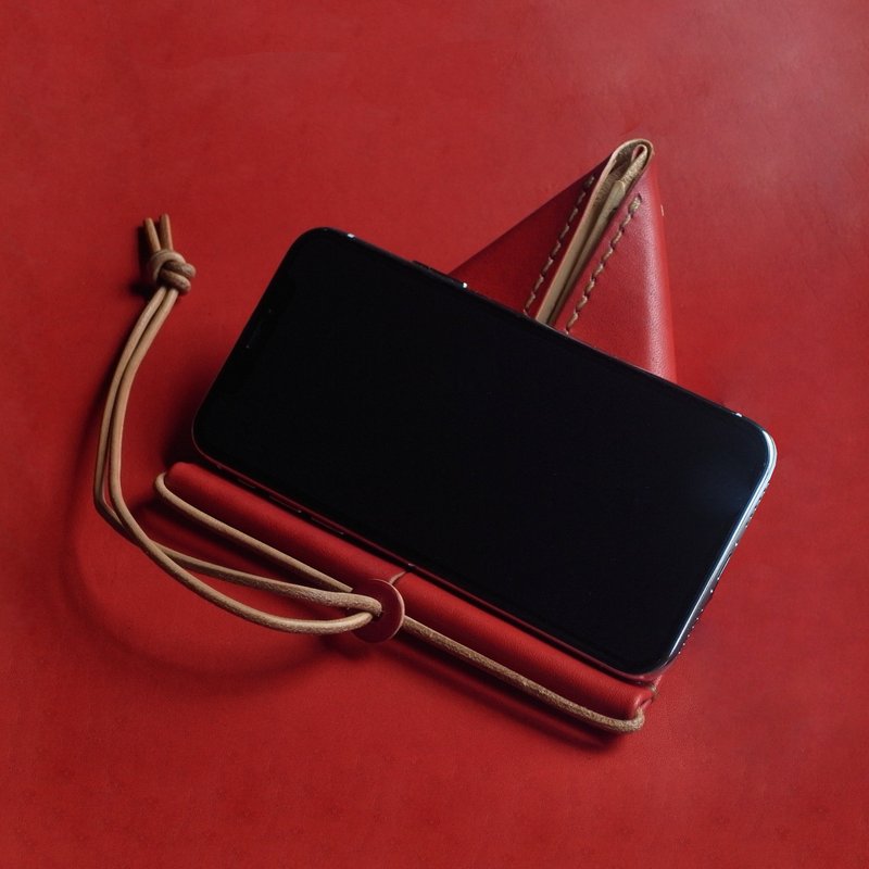 以苏木染色皮革制成的平板电脑和智慧型手机支架【oruto/おると】 - 手机座/防尘塞 - 真皮 红色