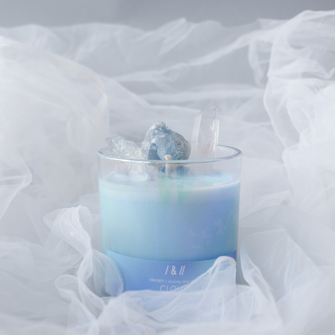 cloud 云朵 | 带有水晶贝壳和云母 色彩香薰蜡烛 - 蜡烛/烛台 - 蜡 蓝色