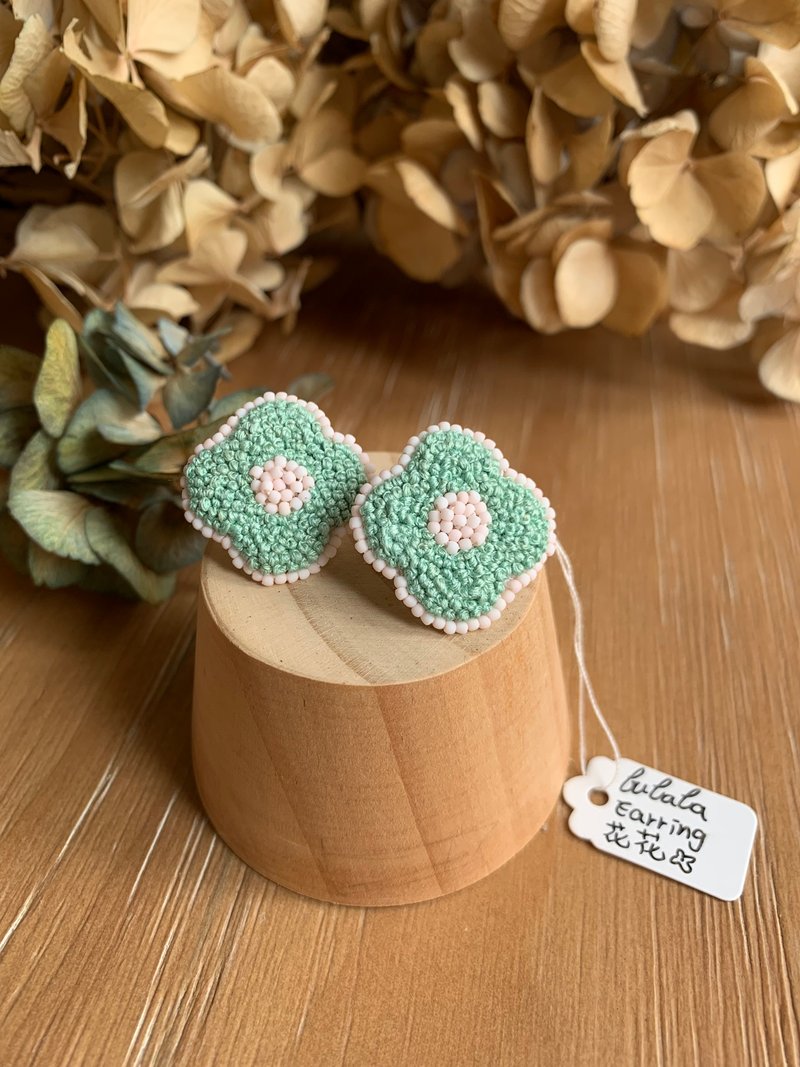 粉色四瓣花花耳环 - 耳环/耳夹 - 棉．麻 绿色