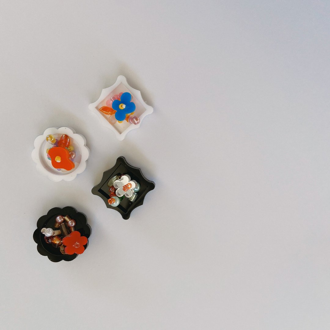 21g的生日礼物 耳环-小 白框 【sep. beads x WU studio】 - 耳环/耳夹 - 压克力 白色