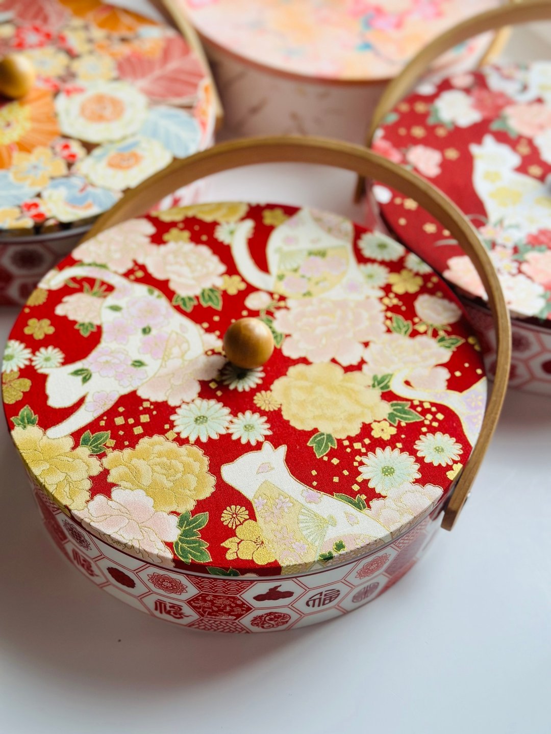 【48 小时出货】大牡丹花扇猫猫新年全盒/糖果盒 - 收纳用品 - 瓷 红色