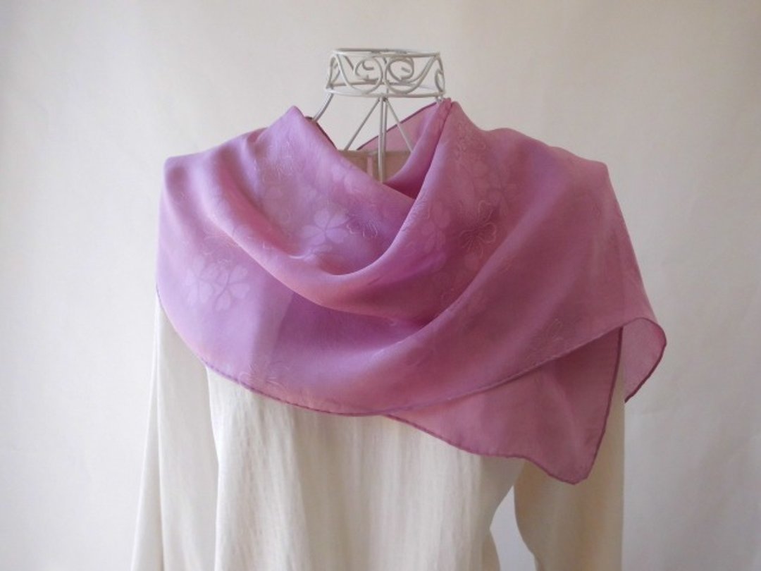 A plant dyeing, light-colored cherry pattern ♪ silk stall (cochineal-dyed) - 丝巾 - 丝．绢 粉红色