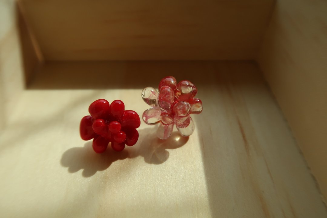 小花造型耳环 (耳针、耳夹) | 玻璃炽造 工坊手作 - 耳环/耳夹 - 玻璃 多色