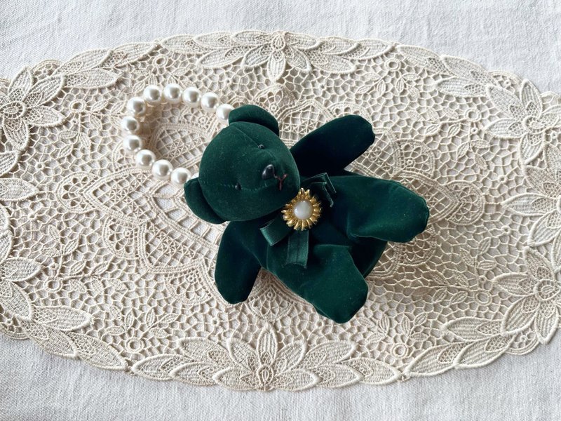 这款零钱包是系着蝴蝶结的小熊造型玩偶，配有珍珠手腕带，可爱至极。 - 零钱包 - 聚酯纤维 绿色