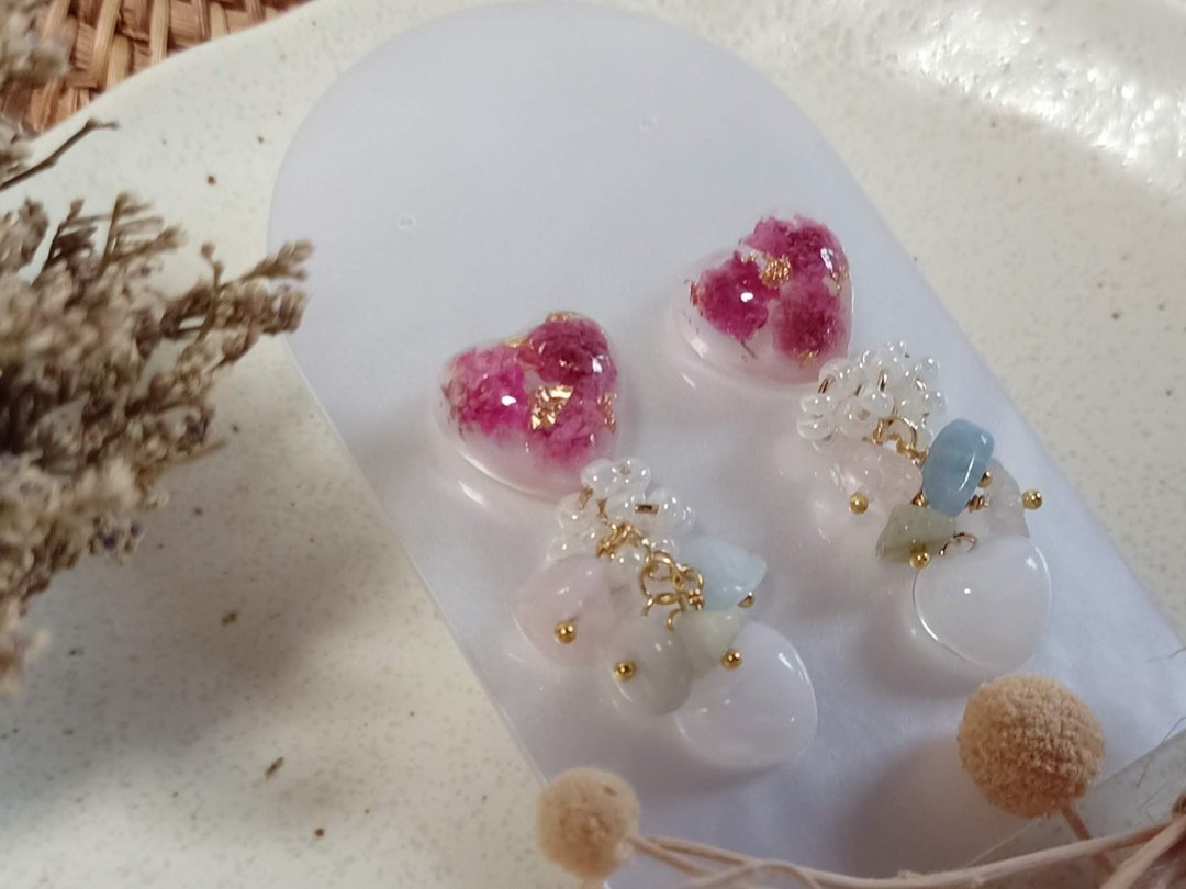 充满满天星花朵的心形树脂耳环，饰有石和珠子。 - 耳环/耳夹 - 树脂 粉红色