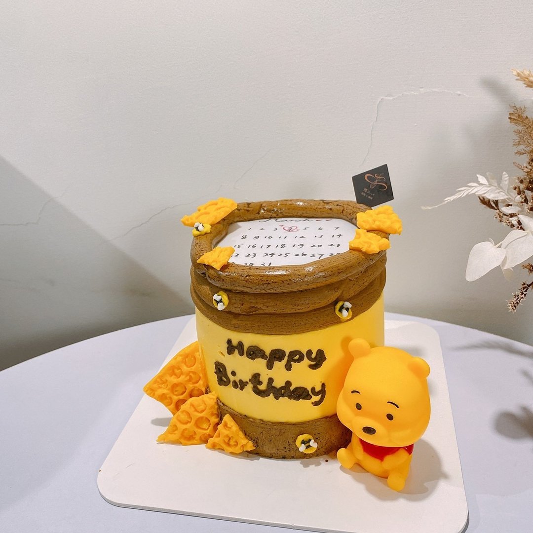 小熊维尼主题燃烧蛋糕 定制化蛋糕 生日蛋糕 铄甜点 4寸蛋糕 公仔 - 蛋糕/甜点 - 新鲜食材 