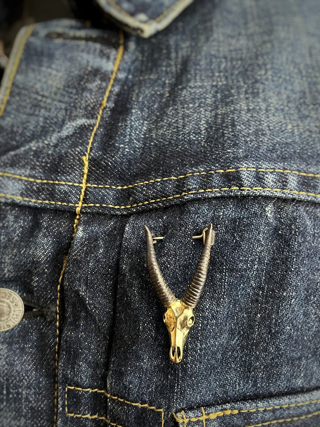Capricorn Goat Skull Brooch in Brass. - 胸针 - 其他金属 