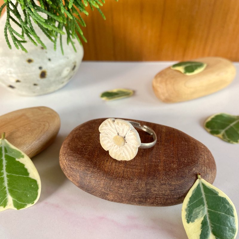 花朵戒指 ( no 26 ) / ceramic ring / handmade - 戒指 - 陶 白色
