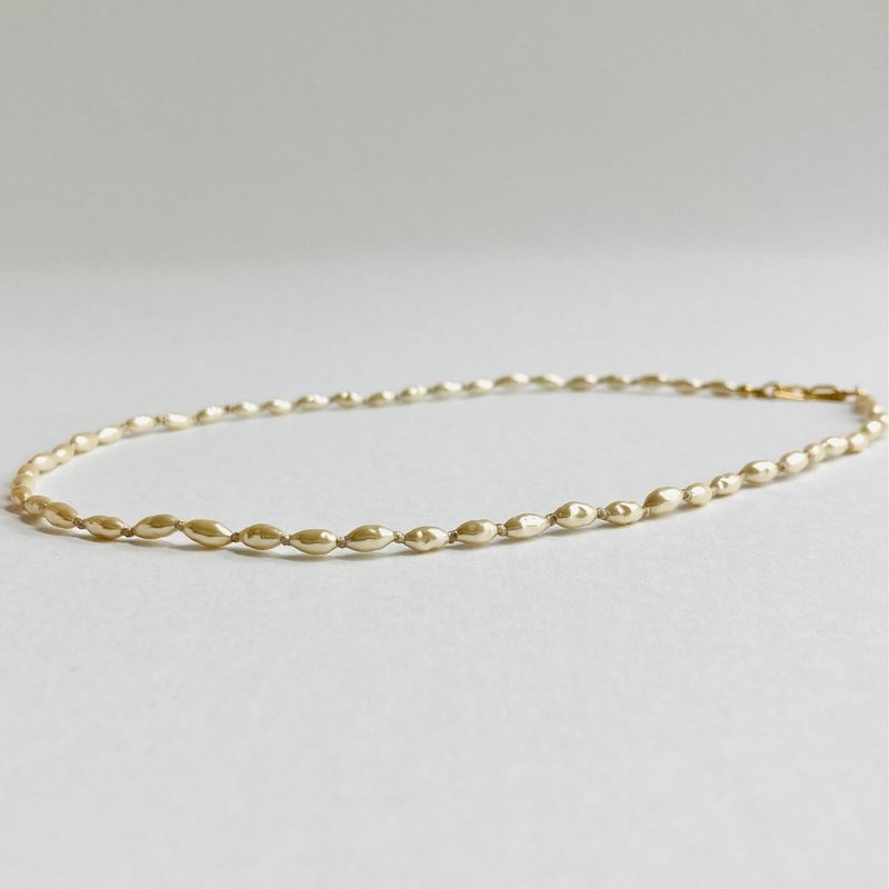 玻璃仿巴洛克珍珠绳结项链／约3x6mm，全长约43cm／亮丽奶油色／日本制造 - 项链 - 玻璃 金色