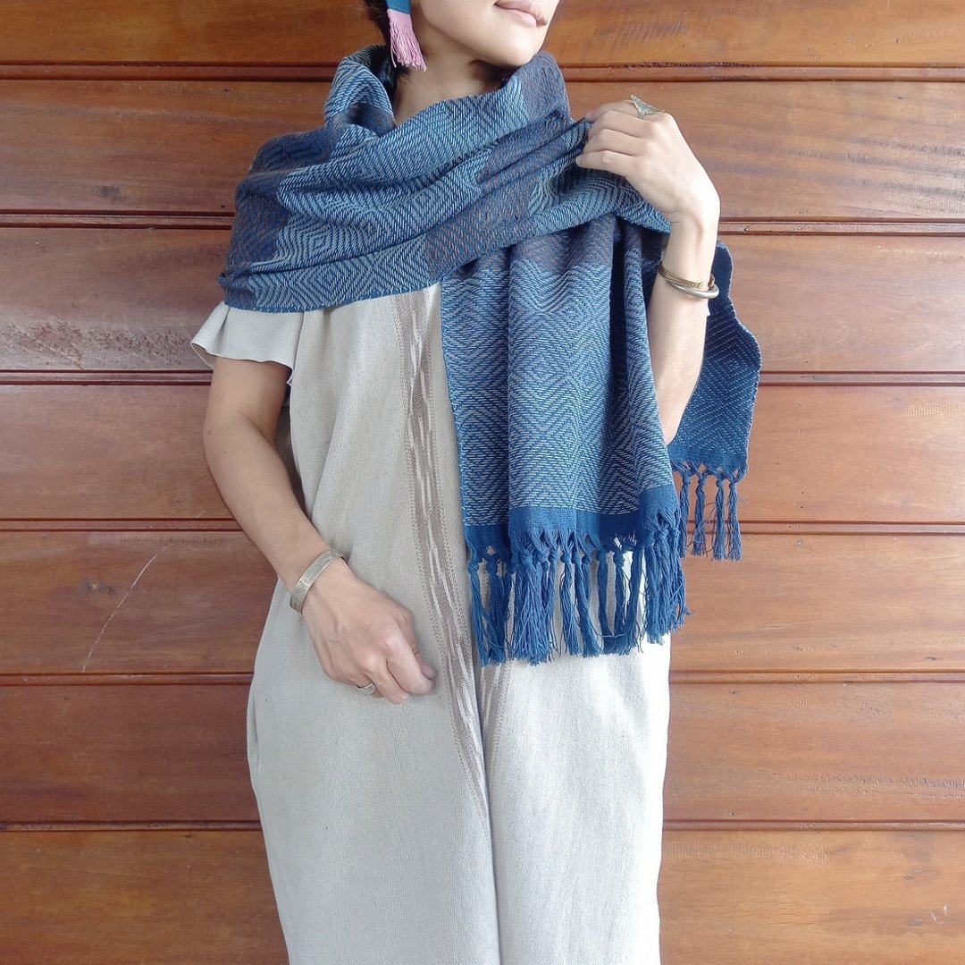 Geometric hand-woven shawl / vegetable dyed cotton / indigo A / Thai fair trade product - 围巾/披肩 - 棉．麻 蓝色