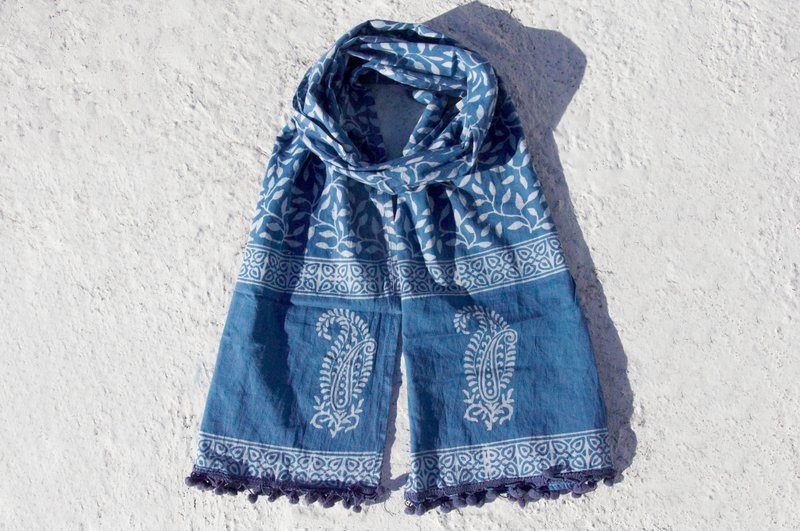 限量一件 手织纯绵丝巾 / indigo 植物染蓝染围巾 / 草木染棉丝巾 - 蓝色图腾与植物藤蔓 毛球流苏 - 丝巾 - 棉．麻 蓝色