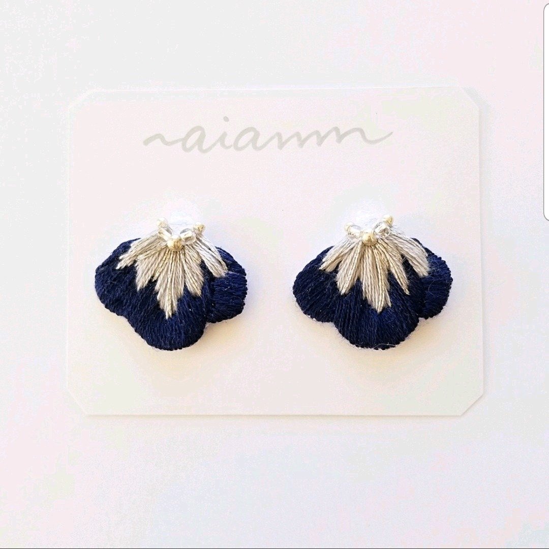 Embroidered Petal Earring Navy - 耳环/耳夹 - 绣线 蓝色