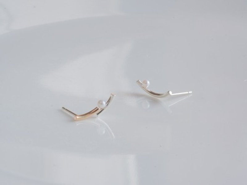 lítið perla pierced earrings ベビーパールカーブ　ピアス　silver925×K10YG - 耳环/耳夹 - 珍珠 白色