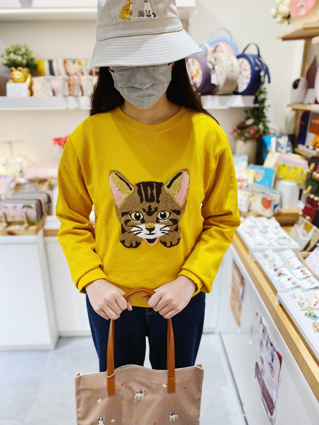 SHUKI 短毛绣花小猫刺绣圆领长袖卫衣(芥末黄色) - 中性连帽卫衣/T 恤 - 棉．麻 黄色