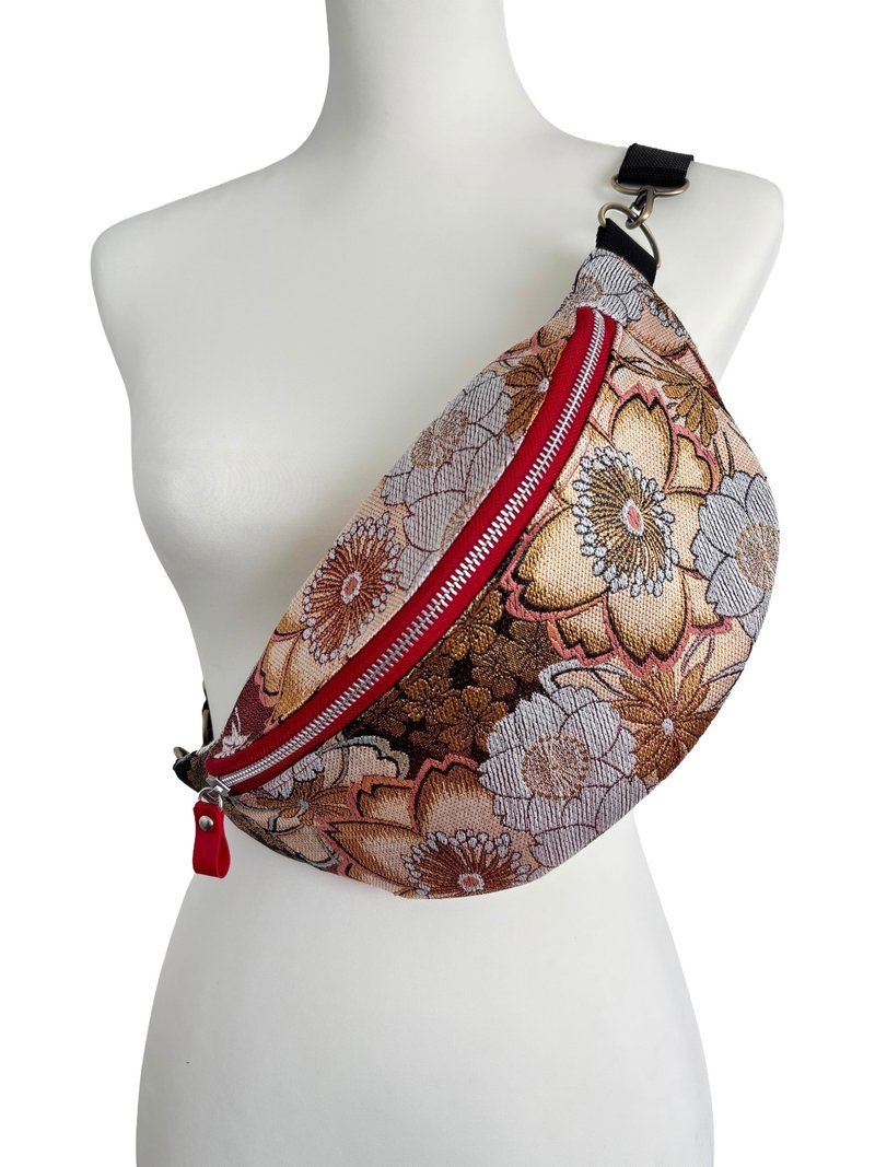 和服腰带改造斜背包｜樱花与大朵花卉绽放于朱红织锦之上 - 其他 - 丝．绢 红色