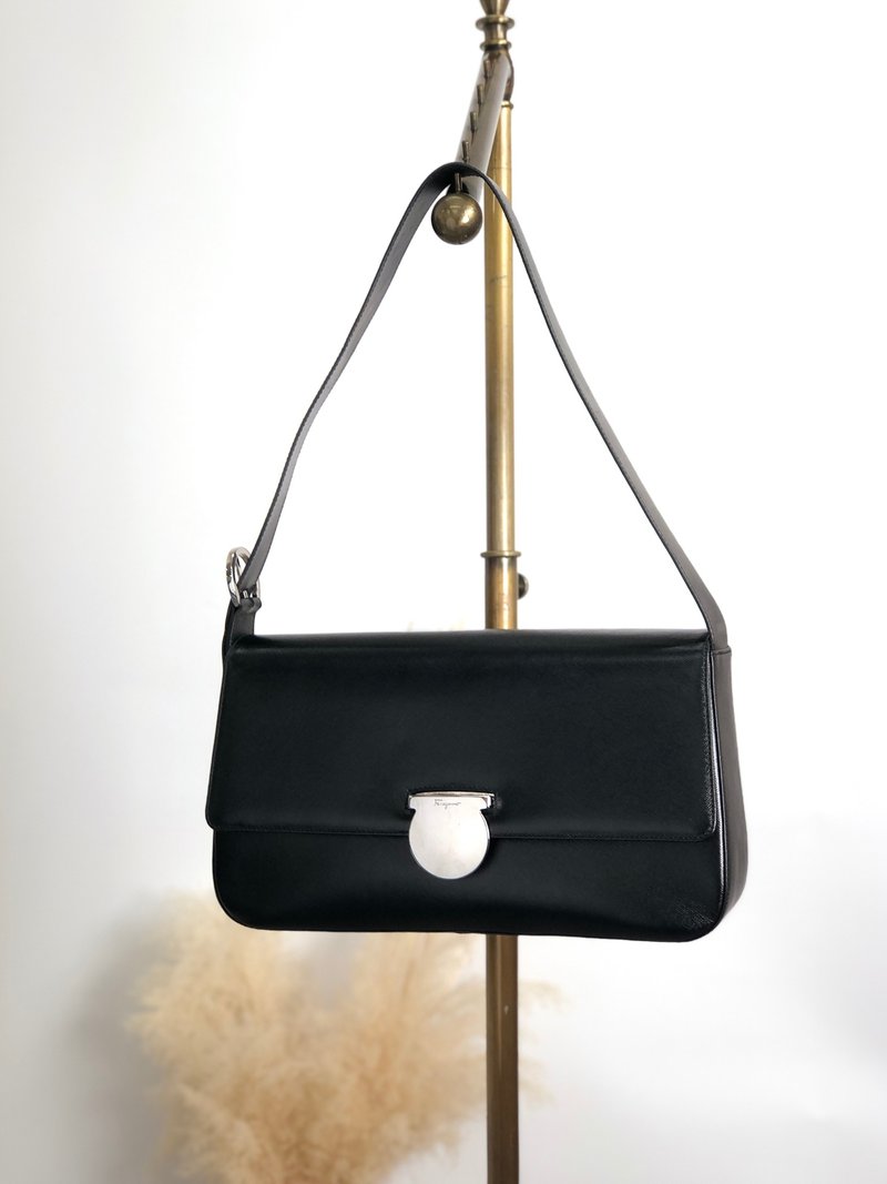 【日本直送 名牌中古包】Salvatore Ferragamo 侧背包 黑色 Gancini 皮革 单肩包 2i8nwv - 侧背包/斜挎包 - 真皮 黑色