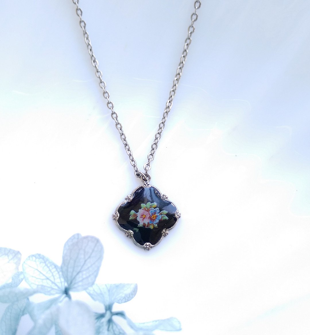 【西洋古董饰品 】1928 秀气 浪漫黑底花卉小坠 项链 - 项链 - 其他金属 金色