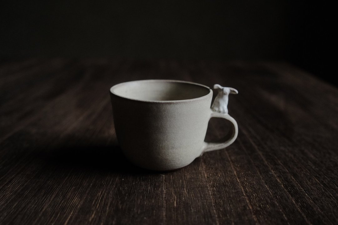 白雾・陪伴的兔子・把手杯子 - 咖啡杯/马克杯 - 陶 白色