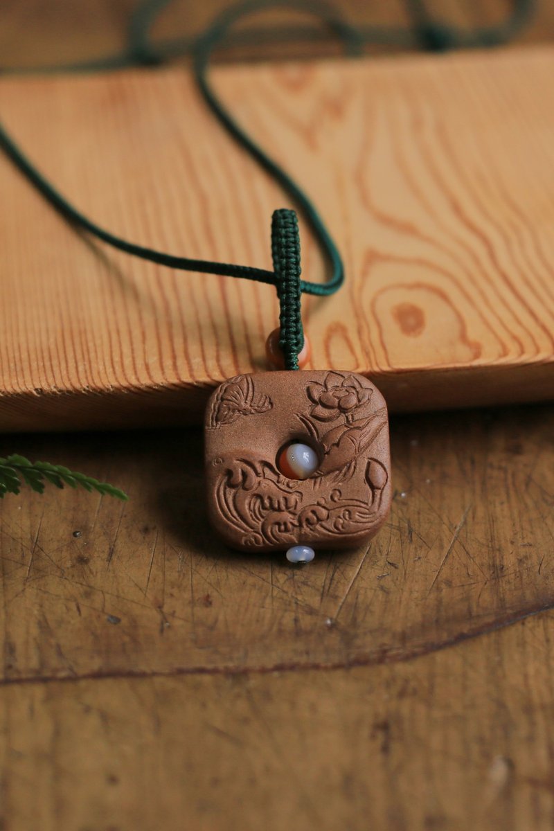 壹染指香品 | 蝶舞莲花 游鱼戏水 | 双面香牌 现货 - 项链 - 植物．花 