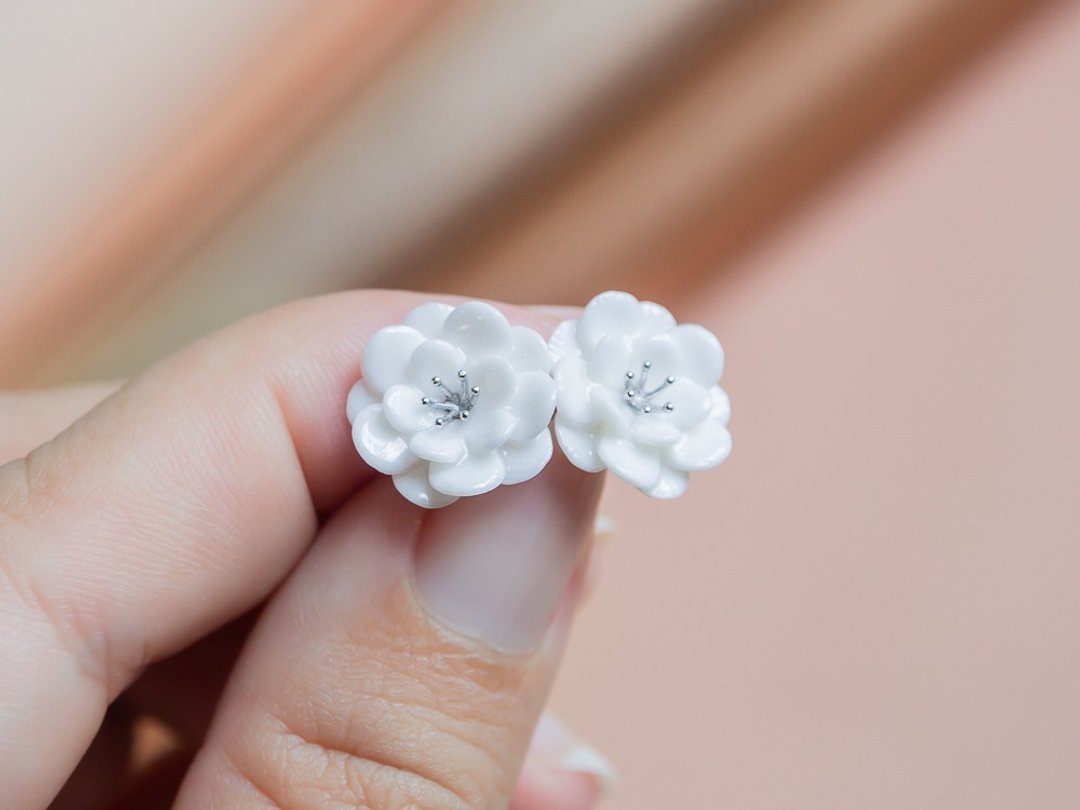 Plum Blossom Porcelain Earrings - Sterling Silver 925 (mini) - 耳环/耳夹 - 瓷 白色