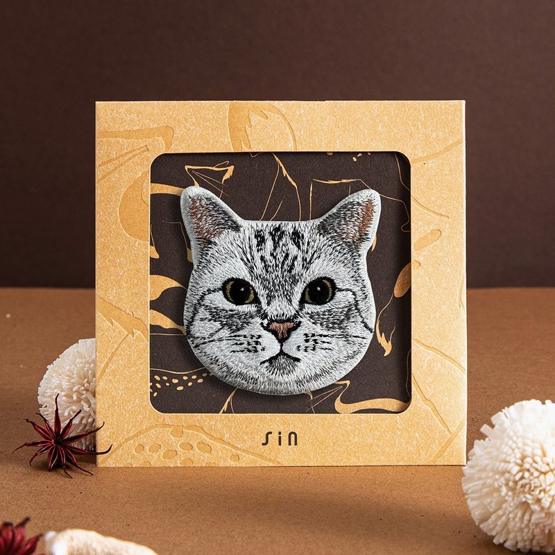 立架大头猫-刺绣贴纸-胖胖脸银虎斑美短猫(A0024-F) - 贴纸 - 绣线 白色