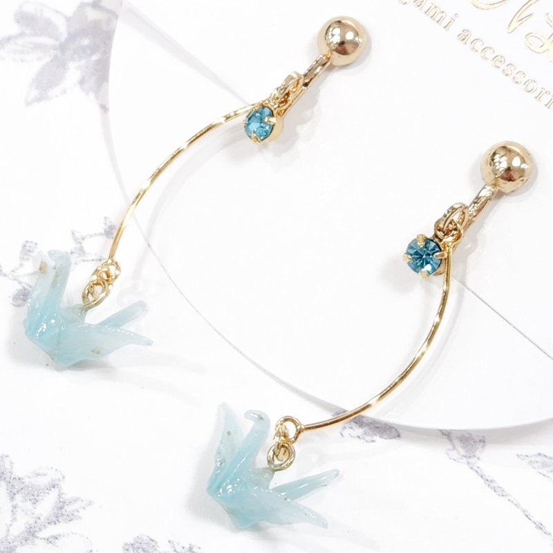 采用金银箔和纸制成的折纸鹤与小巧水晶宝石耳环/耳夹│水蓝色 - 耳环/耳夹 - 纸 蓝色