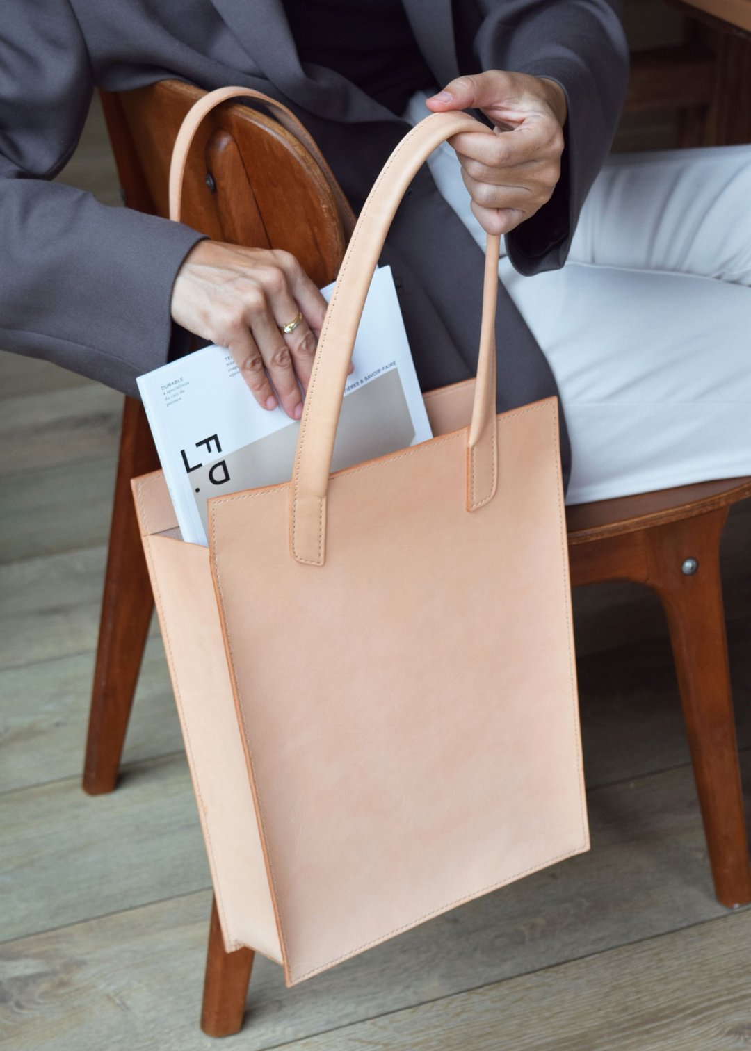 【杂志肩背包 Magazine bag】植鞣皮革/ A4/ 13寸笔电 / 简约 - 手提包/手提袋 - 真皮 卡其色