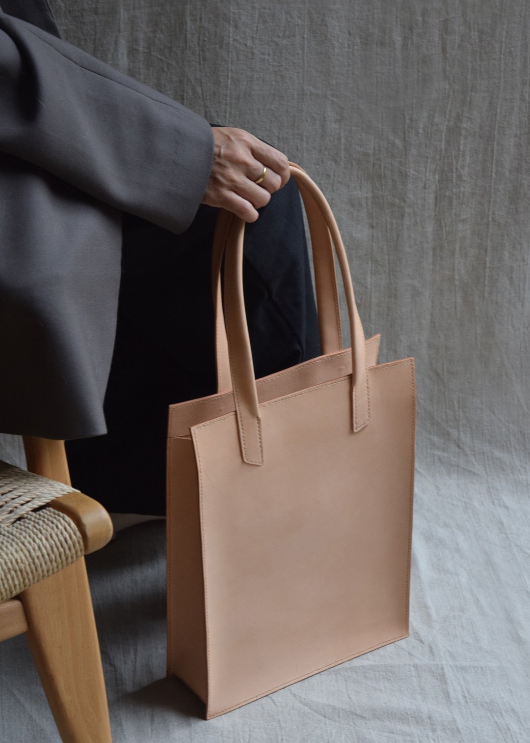 【杂志肩背包 Magazine bag】植鞣皮革/ A4/ 13寸笔电 / 简约 - 手提包/手提袋 - 真皮 卡其色