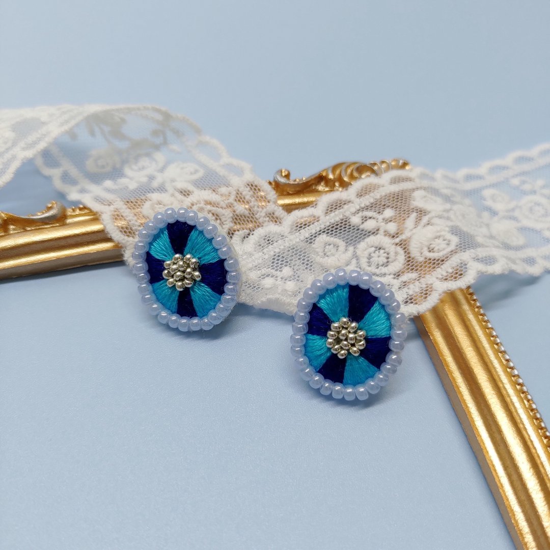蓝色系の花 日本珠 手工刺绣耳环 贴耳 抗敏钢针 日系 串珠耳环 - 耳环/耳夹 - 绣线 蓝色