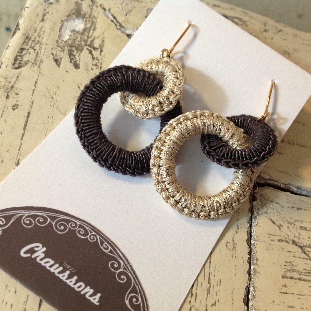 Boucles d'oreilles deux ronds Charcoal Gray x Gold - 耳环/耳夹 - 棉．麻 金色